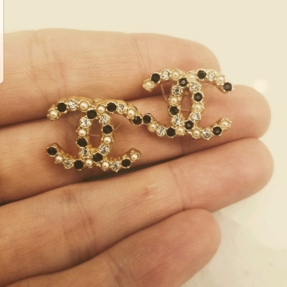 *SOLD*CHANEL 2021 COLLECTION EARRINGS-BRAND NEW!! - Picture 4 of 7